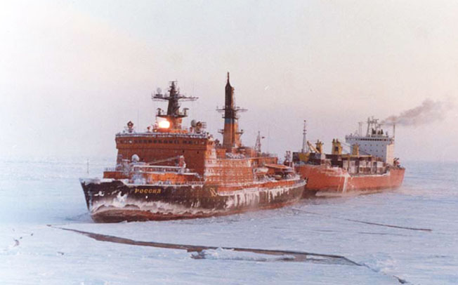 portos marítimos da Rússia - quebra-gelo nuclear movido navio no gelo
