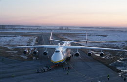 avião de carga An-124-Ruslan no aeroporto internacional tolmachevo em novosibirsk - rússia