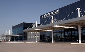 um terminal do aeroporto internacional tolmachevo em novosibirsk - rússia