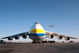 o avião de carga An-124-Ruslan no aeródromo tolmachevo em novosibirsk - rússia