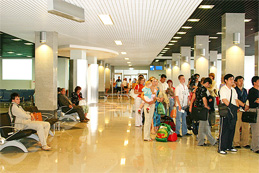 terminal de passageiros do aeroporto internacional knevichi em vladivostok - rússia
