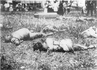corpos de reféns que morreram sob torturas dos bolcheviques em Kharkov