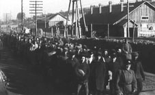 prisioneiros antes de serem enviados para campos de GULAG