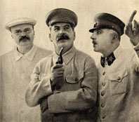 V. Molotov, J. Stalin e K. Voroshilov