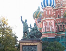 o monumento a Minin e Pozharsky na Praça Vermelha de Moscou