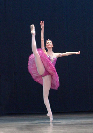 cultura da Rússia - bailarina Alina Somova na cena do teatro Mariinski em São Petersburgo