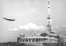 industrialização na URSS - dirigível sobre o predio da Estação Fluvial no Moscou