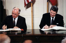 Mikhail Gorbachev e Ronald Reigan